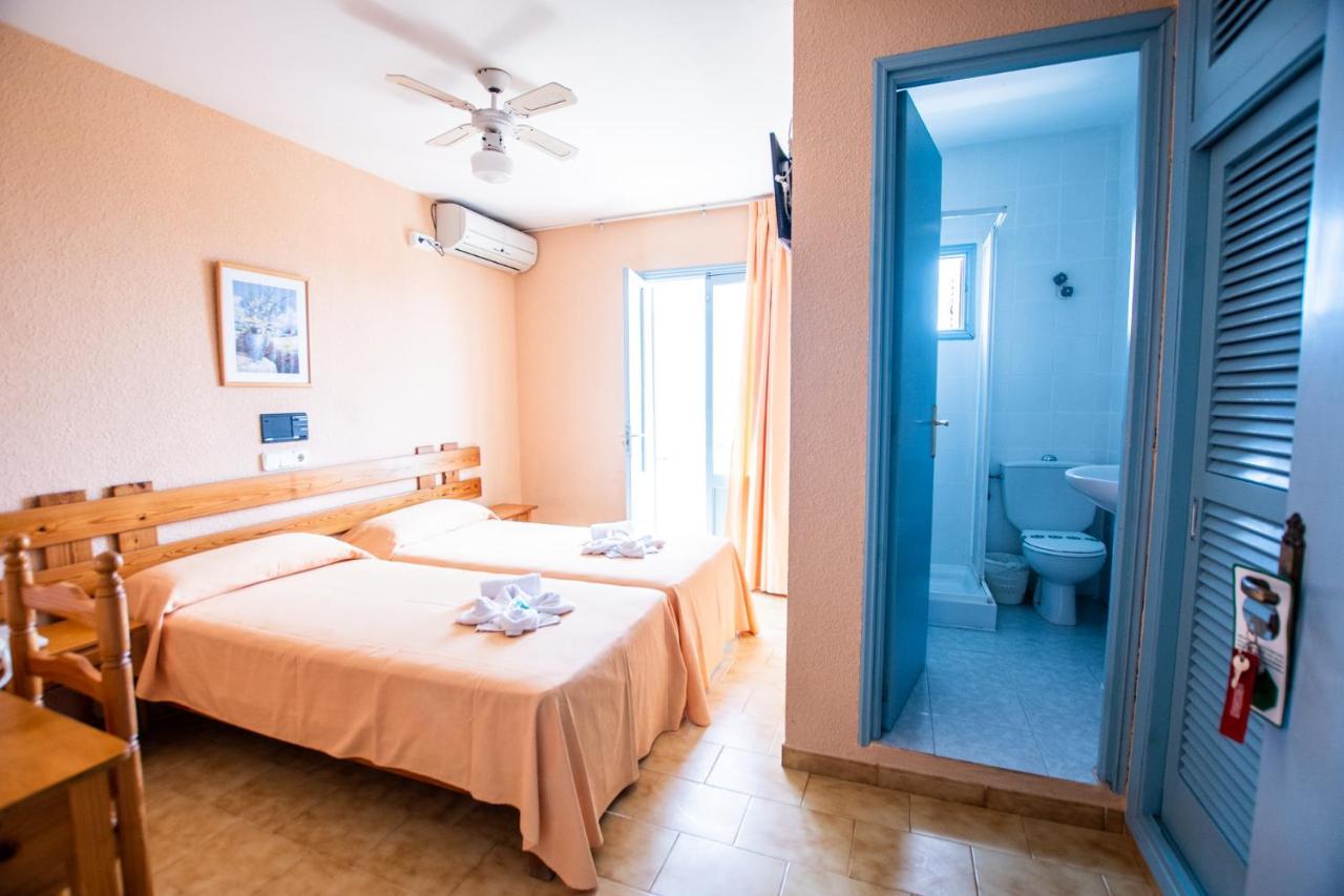 Hostal Santi Es Calo  Exterior photo